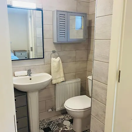 Brand New 2 Bedroom Overlooking Bay Estuary Hébergement de vacances