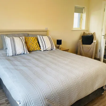 Brand New 2 Bedroom Overlooking Bay Estuary *