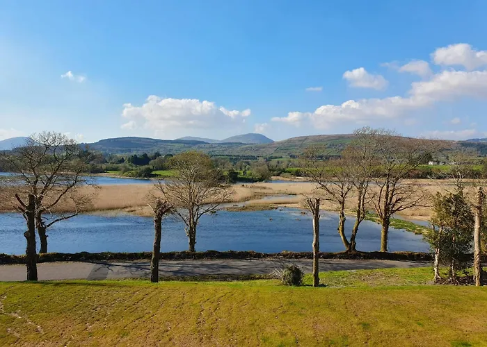 Brand New 2 Bedroom Overlooking Bay Estuary *