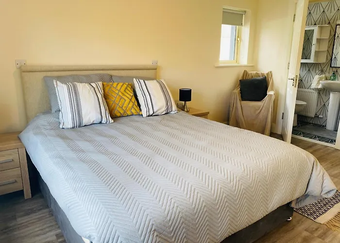 Brand New 2 Bedroom Overlooking Bay Estuary *